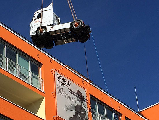 Ein Teleskopkran zog am Vormittag des 06.05.2017 eine 7,7 Tonnen schwere Mercedes-Benz Actros Zugmaschine auf das Dach des München Hoch5 (©Foto. Martin Schmitz)